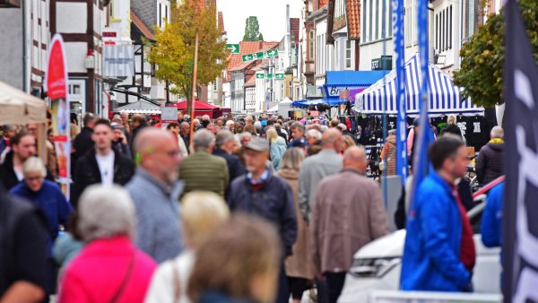 Tausende Menschen zeiht es zum Bruchmarkt in die Lemgoer Innenstadt - trotz herbstlicher Wetterumschwünge. - © Nicole Ellerbrake