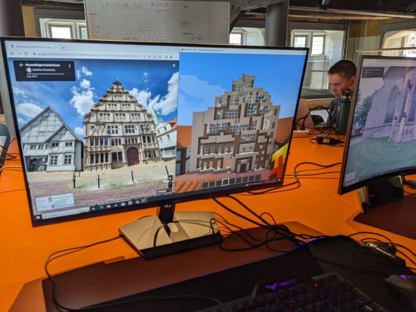 Beim Kulturrucksack bauen die Teilnehmer Lemgo im Videospiel Minecraft nach. Hier ensteht das Hexenbürgermeisterhaus auf dem Bildschirm. - © Alte Hansestadt Lemgo