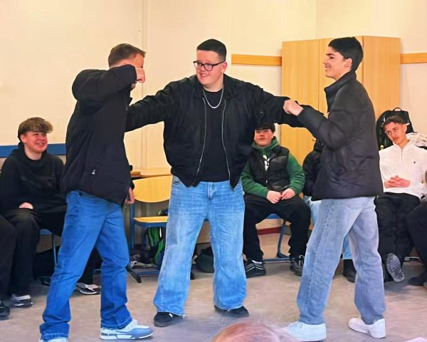 Auch an der Eduard-Hoffmann-Realschule in Bad Salzuflen haben Schüler Zivilcourage und den Umgang mit Konfliktsituationen geübt. - © Eduard-Hoffmann-Realschule
