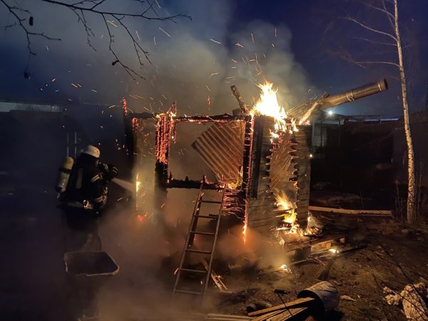 Der Feuerschein des Brandes fiel einem Mitarbeiter der Leitstelle auf, der auf der Ostwestfalenstraße unterwegs war. - © Freiwillige Feuerwehr Blomberg