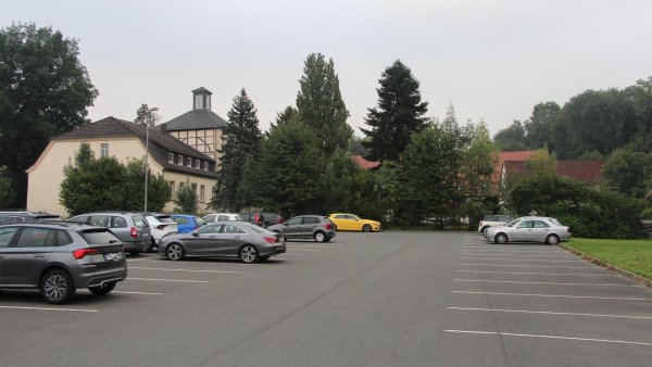 Die Zufahrt zum Gut Braunenbruch soll künftig über den Parkplatz von Wortmann führen. - © Jana Beckmann