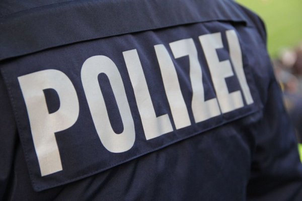 Die Polizei hält sich mit Aussagen zum Geschehen auffallend zurück. - © dpa
