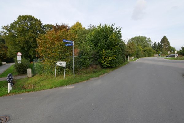 Die Durchfahrt zum Lavendelfeld in Fromhausen (links) ist verboten. Das Parken im Wendehammer (rechts) auch. - © Jost Wolf