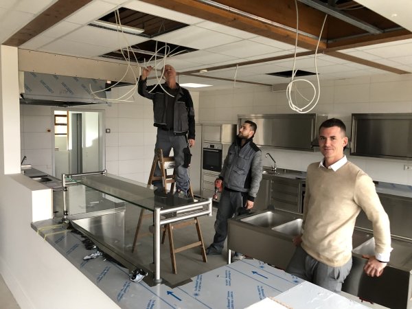 Neue Mensa und Küche der Südschule nehmen Form an. Bauleiter Norman Rackisch freut sich über die Fortschritte der Elektroarbeiten bei Daniel Dojan (links) und Fabian Zelmer. - © Till Brand