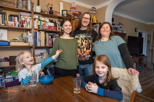Theodor (4 Jahre, von links), Marie (18 Jahre), Vater Oliver, Mutter Theresia und Friedrich Helmentag (6 Jahre) achten gemeinsam auf einen nachhaltigen Alltag. - © Oliver Krato
