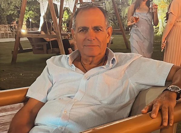 Ein Bild aus besseren Tagen: Ely Oknin während einer Hochzeit in Nahariya. Seit dem Überfall der Hamas auf Israel am 7. Oktober 2023 kann der 68-Jährige nicht mehr als Touristenführer in der Küstenstadt arbeiten. Freiwillig hat er unter anderem Dienst in einem Lagezentrum geleistet. - © privat