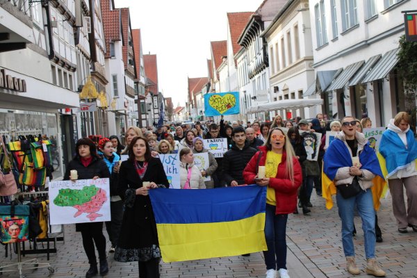 Etwa 80 Menschen sind am Dienstagnachmittag durch Lemgo gezogen um an den Beginn des russischen Angriffskriegs gegen die Ukraine zu erinnern. - © Vasco Stemmer