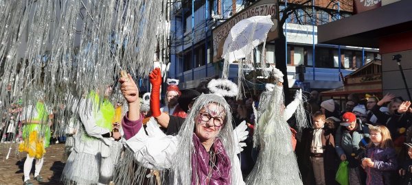 Bei strahlendem Sonnenschein bejubelten viele Tausend Menschen die Gruppen und Wagen beim Steinheimer Rosenmontagszug. - © David Schellenberg