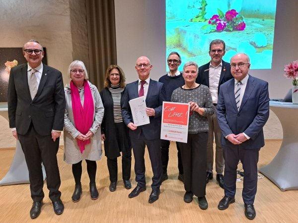 Preisverleihung im „Freiraum“ des Weserrenaissance-Museums: (von links) Bürgermeister Markus Baier, vom Verein „Stolpersteine und Frenkel-Haus in Lemgo“ Liesel Kochsiek-Jacobfeuerborn, Susanne Dorn, Detlef Höltke, Andi Wolff und Anette Paschke-Lehmann sowie Klaus Drücker (Vorstandsvorsitzender Sparkasse Lemgo) und Peter Roski (Grüne Lemgo). - © Alte Hansestadt Lemgo