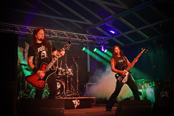 Jake Wegener (links, Gitarre) und Gregor Musiol (Gesang und Bass) von der Band "Volter" rocken beim Beller-Open-Air, was das Zeug hält. - © Nicole Ellerbrake
