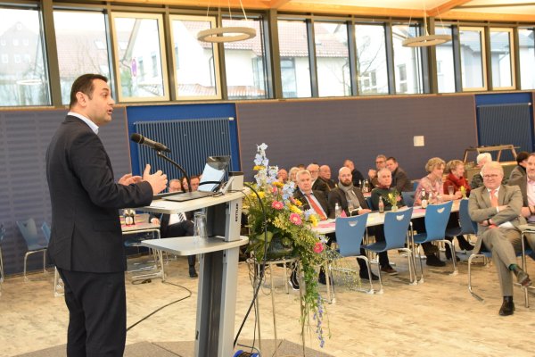 Der FDP-Generalsekretär auf Bundesebene, Bijan Djir-Sarai, ist Hauptredner beim 34. FDP-Neujahrsempfang in der Mensa der Heinz-Sielmann-Schule. - © Karin Prignitz