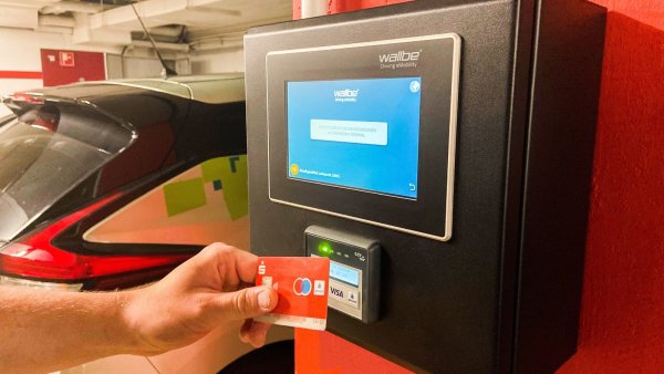 Ladeinfrastruktur made in Schlangen: eine Box von Wallbe, die in einem Projekt für die Sparkasse installiert wurde. Stefanie Balzarek ist für Vertrieb und Projektentwicklung bei Wallbe zuständig. - © Wallbe