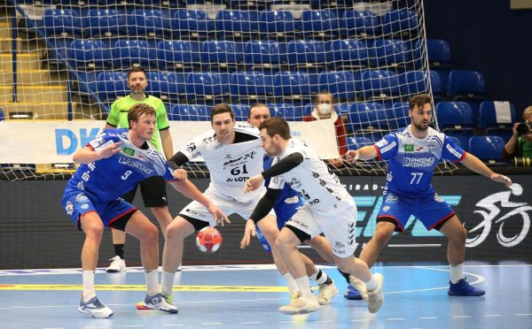 Kiels Miha Zarabec sucht hier eine Lücke im starken Lemgoer Deckungsverbund um (von links) Jonathan Carlsbogard, Marcel Timm und Dani Baijens. - © Paul Cohen