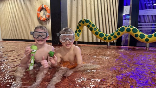 Henrie und Jonah im Planschbecken. - © Sandra Castrup