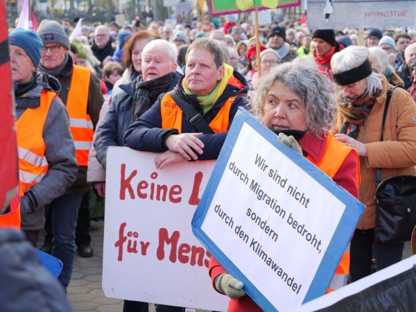 Rund 2000 Demonstranten setzten ein klares Zeichen für Demokratie und Vielfalt auf der Ameide und mit einer gigantischen Menschenkette in der Innenstadt. - © Thomas Krügler