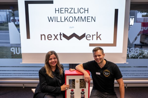 Lena Oelmüller, Gründerin „Team-Lemgo-Vermögensberatung“, und Felix Schulze-Varnholt, Gründer von „Artenglück“, haben die Veranstaltungsreihe "Nextwerk" auf die Beine gestellt. Die Reihe möchte Unternehmen vernetzen, die sich für Nachhaltigkeit einsetzen wollen. - © Vogt Media