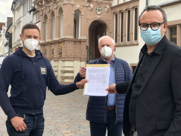 Thomas Möllerfriedrich (links) hat Unterschriften für Lärmschutz an der Ostwestfalenstraße auf Höhe Voßheide gesammelt - Ortsausschussvorsitzender Rainer Krüger unterstützt die Aktion. Bürgermeister Markus Baier wird die Unterschriften zum Straßenbaulastträger Straßen NRW weiterleiten. - © Till Brand