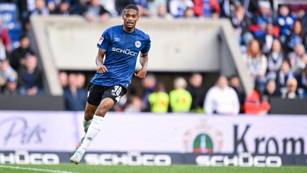 Arminia Bielefelds Rechtsaußen Isaiah Young könnte gegen Hannover auch auf der linken Seite aushelfen, wenn Marius Wörl nicht rechtzeitig fit wird. - © Teresa Kroeger