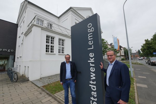 Bürgermeister Markus Baier (links) und Geschäftsführer Arnd Oberscheven sind stolz, dass die Stadtwerke auch im Pandemie-Jahr 2020 ein Plus von 471.000 Euro erzielt haben. - © Jost Wolf