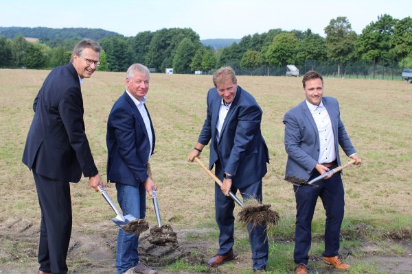 Vorstandsvorsitzender Christian Wendler (von links), Bürgermeister Frank Meier, Geschäftsführer Sven Völlmer und Lukas Hartmann (MaxSolar) greifen für den symbolischen ersten Spatenstich nach den Schaufeln. - © Lorraine Brinkmann