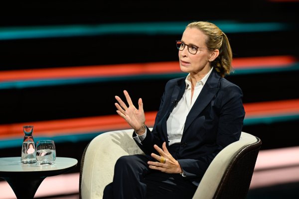 Frauke Brosius-Gersdorf spricht in der Talk-Sendung "Markus Lanz" mit dem Moderator. - © Markus Hertrich/ZDF/dpa