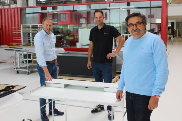 Senior-Chef Siegfried Schelbach (von rechts) sowie seine Mitarbeiter Dirk Hinse und Jörg Eichmann freuen sich, dass die Homeoffice-Kollektion von „Yomei" gut nachgefragt wird. - © Sandra Castrup