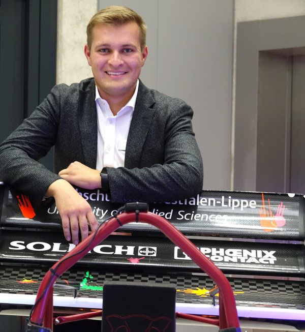 Paul Hausmann (24) studiert seit 2021 Wirtschaftspsychologie und lebt in Lemgo. Er ist 2023 Fahrer im Rennwagen gewesen. Das Projekt Formula Student ist 1981 in den USA ins Leben gerufen worden. Jedes Jahr nehmen rund 140 Studententeams aus der ganzen Welt teil. - © Axel Bürger
