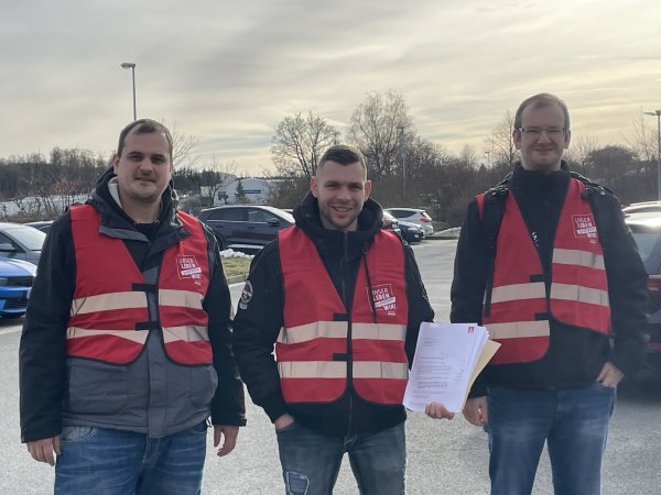 Sebastian Martin (von links), Torsten Golde und Ingo Poller von der betrieblichen Tarifkommission wollten der Geschäftleitung von KEB die Tarifforderungen persönlich übergeben. - © IG Metall Zwickau