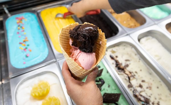 Rund acht Liter Eis naschen die Deutschen im Schnitt jährlich. Aber wie steht es eigentlich um die Hygiene in heimischen Eisdielen? - © Friso Gentsch/dpa