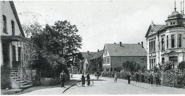  Links von dem Gotteshaus ist auf dem Foto das ehemalige Spielwarengeschäft Ferdinand Hansmeier an der Schülerstraße zu sehen.  - © Jürgen Beckmann