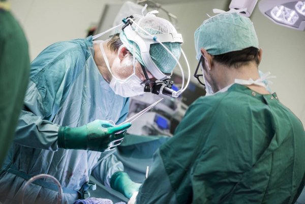 Ärzte aus den USA haben bei einem Patienten zum ersten Mal erfolgreich einen Augapfel transplantiert. - © imago/Westend61