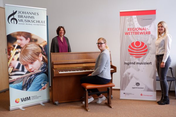 Musikschulleiterin Susanne Greschok (links), Romana Papenkordt, Koordinatorin von Jugend musiziert in Detmold-Süd (Mitte) und Katharina Schröder, Leiterin des Ehrenamtsbüros beim Kreis Lippe, begrüßen junge Musiktalente in Detmold.  - © Yannick Sonntag