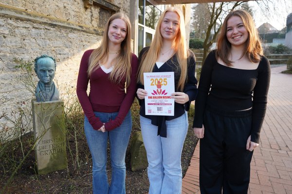 Die Schülerinnen der Q2 am Christian-Dietrich-Grabbe-Gymnasium Jette Büker, Emma Trupke und Tuuli Keil (von links) werden gemeinsam mit ihrer Mitschülerin Annika Heyn (Klasse 10) bei der neunten Detmolder Veranstaltung von „One Billion Rising“ auf dem Marktplatz sprechen. - © Stadt Detmold