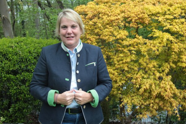 Martina Hannen wohnt in Lage direkt an der Werre, die im Hintergrund des Fotos zu erkennen ist. Im Vordergrund reckt sich ein Ahorn in die Höhe, den ihre Tochter von den Großeltern zur Geburt geschenkt bekommen hat. Die Lagenserin kandidiert erneut für den Düsseldorfer Landtag, in dem sie schon seit 2017 ein Mandat hat. - © Karolina Schmidt