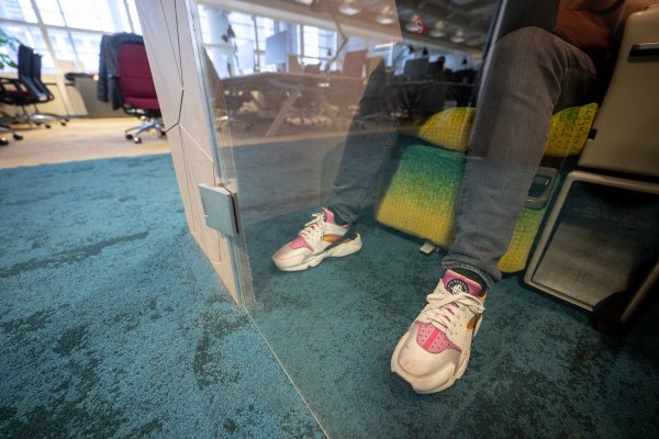 Ein Mann arbeitet in einem Co-Working-Space für Start-ups in einer Kabine für Telefonate und Videokonferenzen. - © Sebastian Gollnow