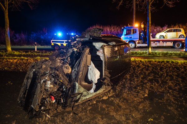 Der zerstörte Ford Fiesta liegt mehrere Meter entfernt vom Ort der Kollision auf einem angrenzenden Acker - © Freitag TV