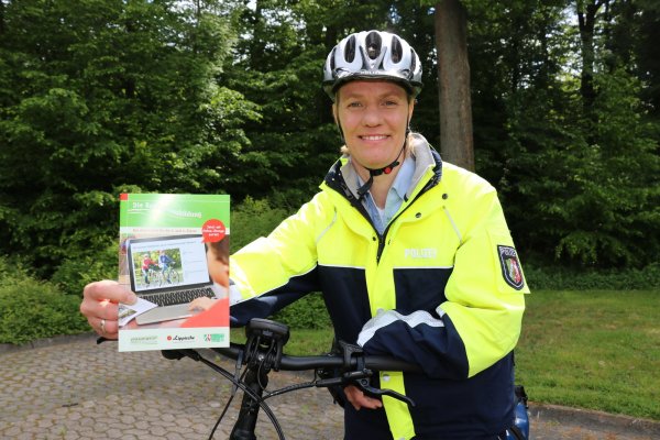 Verkehrssicherheitsberaterin Tanja Menze ist für das Radfahrausbildung der Viertklässler zuständig. Bis zu den Sommerferien fällt das Training flach – 1800 Viertklässsler sind betroffen. - © Till Sadlowski