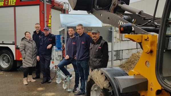 Freuen sich über die Sandsackfüllanlage: Andrea Müller (von links), Dirk Obenhausen, Ralf Heuwinkel, Tobias Döring, Fabian Kuhlemann und Martin Meier-Johann. - © Gemeinde Schlangen