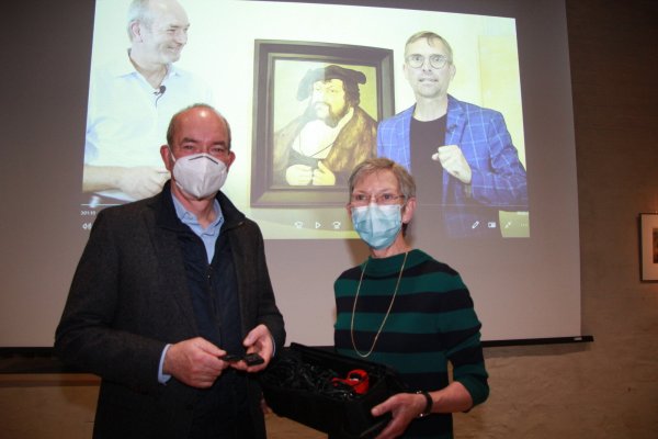 Andeas Donat auf und vor der Leinwand. Im Videoclip des Museums hat er nicht nur einen Part übernommen, sondern mit der Firma Hillgraf auch die Finanzierung möglich gemacht. In der Vergangenheit konnten bereits 40 Headsets dank Hillgraf angeschafft werden, die Dr. Vera Lüpkes zeigt. - © Katrin Kantelberg