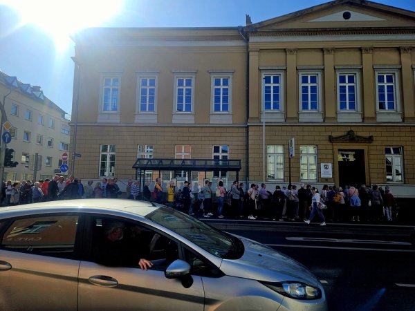 Einige Autofahrer starrten ungläubig auf die große Menschenschlange vor dem Gerichtsgebäude. - © Janet König