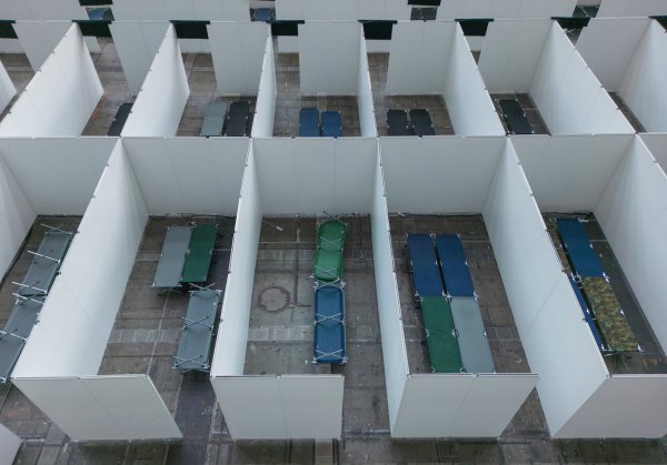 Feldbetten stehen in der Messehalle 8 in Frankfurt für die Ankunft erster Flüchtlinge bereit. In allen Bundesländern gibt es Probleme bei der Unterbringungen von Flüchtlingen. - © picture alliance/dpa