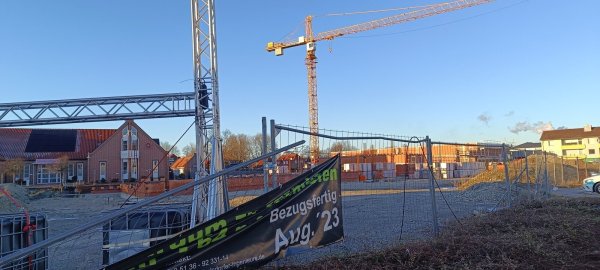 Eigentlich hätte das Fachmarkzentrum im August 2023 bezugsfertig sein sollen, wie ein altes Plakat am Bauzaun noch verrät. Wegen eines vom Gericht verhängten Baustopps wurde daraus nichts. - © Redaktion LZ