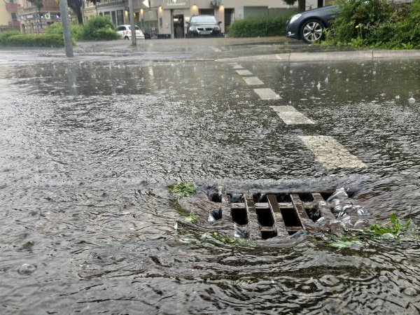 Im Detmolder Stadtgebiet steht das Wasser am Freitagabend nur so auf der Straße. Richtig schlimm soll es aber in Bad Sazuflen gewesen sein. - © Janet König