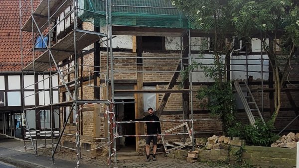 Andreas Schiller baut das ehemalige Katzenhaus an der Papenstraße in Eigenleistung um. Ein Großprojekt. - © Katrin Kantelberg