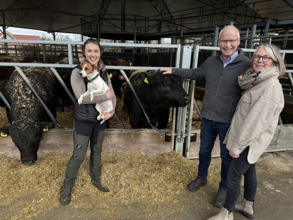 Leonie Froböse mit Hündin Ella sowie Peter und Frauke Froböse (von links) legen laut eigener Aussage großen Wert darauf, dass sich die Tiere auf dem Hof wohlfühlen. - © Sandra Castrup