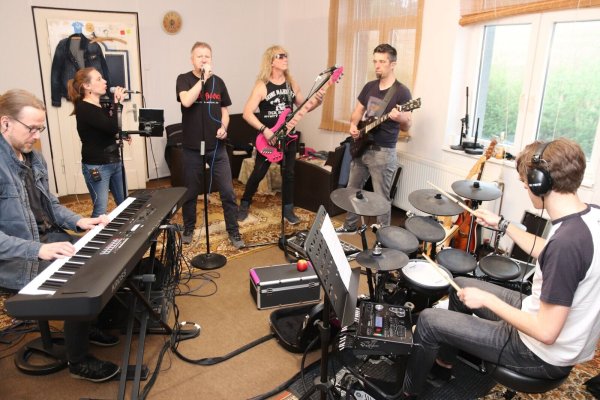 Für ihr Konzert in Oerlinghausen haben sich Keyboarder Jörg Zante (v. l.), Kathi Barkowsky, Lars Hartmann, Bassist „Krücky“, Gitarrist Marcus Gieseking und Drummer Yannick Tigges gut vorbereitet. - © Knut Dinter