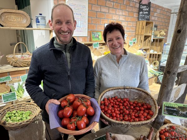 Frank und Halina Blaurock bietet in ihrem Bauernladen im Sommer überwiegend eigene Produkte an, im Winter wird zugekauft. - © Sandra Castrup