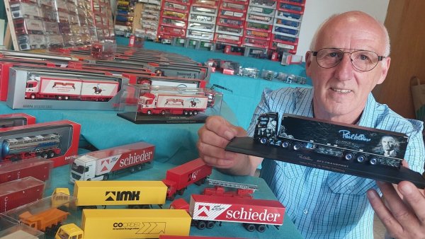 Detlev Hundt aus Schieder sammelt seit seiner Kindheit Lkw-Modelle. Inzwischen hat er mehr als 1500 Stück. Zu den Lieblingen in seiner Sammlung gehört der Phil Collins-Lastwagen. - © Michaela Weiße