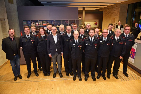 Bürgermeister Markus Baier (Mitte) und Lars-Uwe Brede, Leiter der Freiwilligen Feuerwehr Lemgo, (rechts) freuen sich mit den Geehrten. - © Nicole Ellerbrake