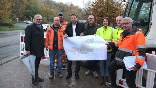 Bürgermeister Frank Hilker (Vierter von links) mit Fachbereichsleiter Klaus Zimmermann (rechts daneben), Technischem Beigeordneten Thomas Lammering (links) und der Planungs- und Bau-Crew am Standort zwischen Oberer Mühle und Freilichtmuseum. - © Sven Koch